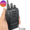 ICF4003 Radio Portátil UHF ICOM a hand holding a black handheld radio