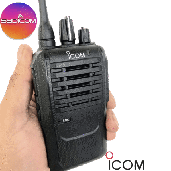 ICF4003 Radio Portátil UHF ICOM a hand holding a black handheld radio