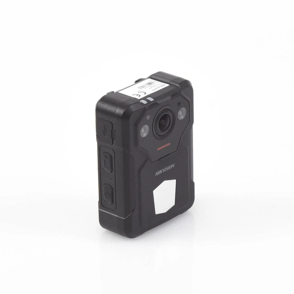 DSMCW406_128G  HIKVISION - Body Camera Portátil / Grabación a 2K (4 Megapixel) / Pantalla 1.77" TFT / Fotos de Hasta 40 Megapixel / IP67 / H.265 / 128 GB de Almacenamiento / Microfono Integrado