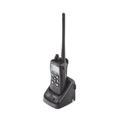 IC-M73  ICOM -  Radio portátil marino, 6 W de potencia RF, sumergible IPX8, 700mW de potencia de audio, rango de frecuencia Tx:156.025-157.425MHz, Rx:156.050-163.275MHz. Incluye Batería, antena, clip, cargador, cable de encendedor y correa.